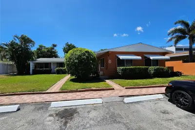 Townhouse in Fort Lauderdale: photo 1 of 7