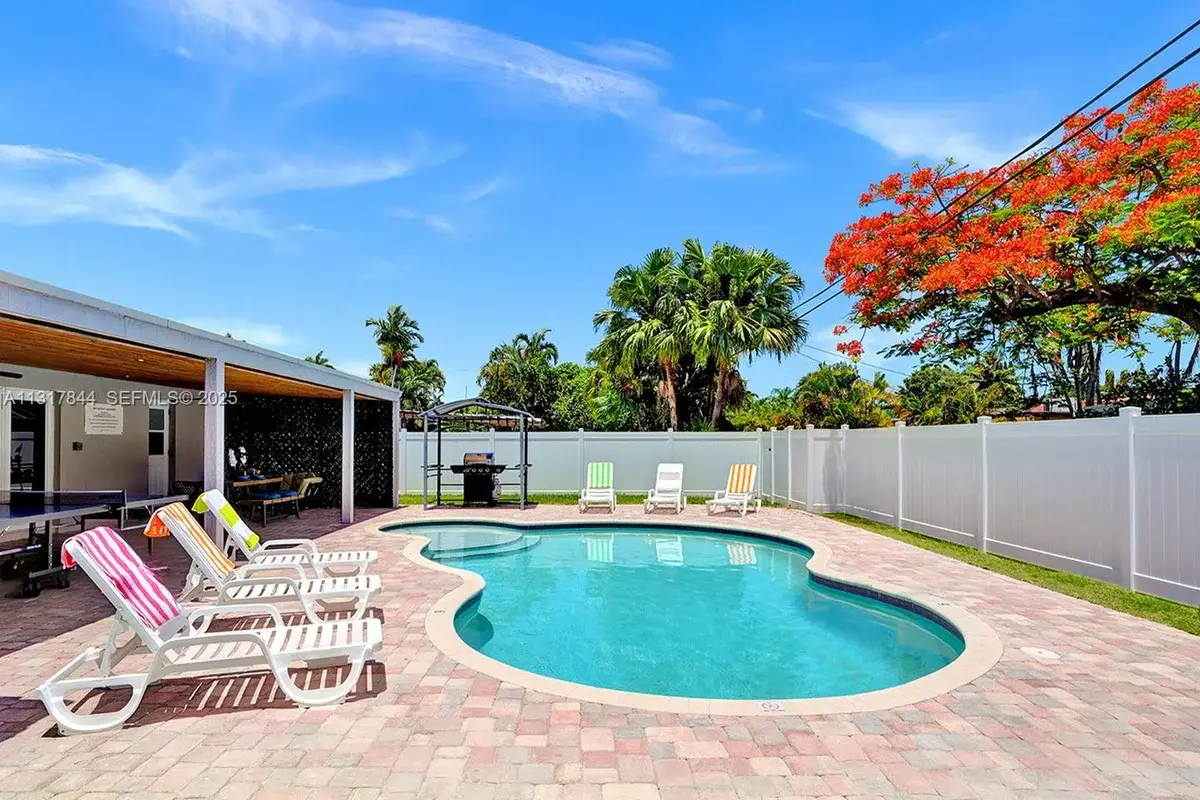 1301 Rodman St, Hollywood: photo 1 of 48