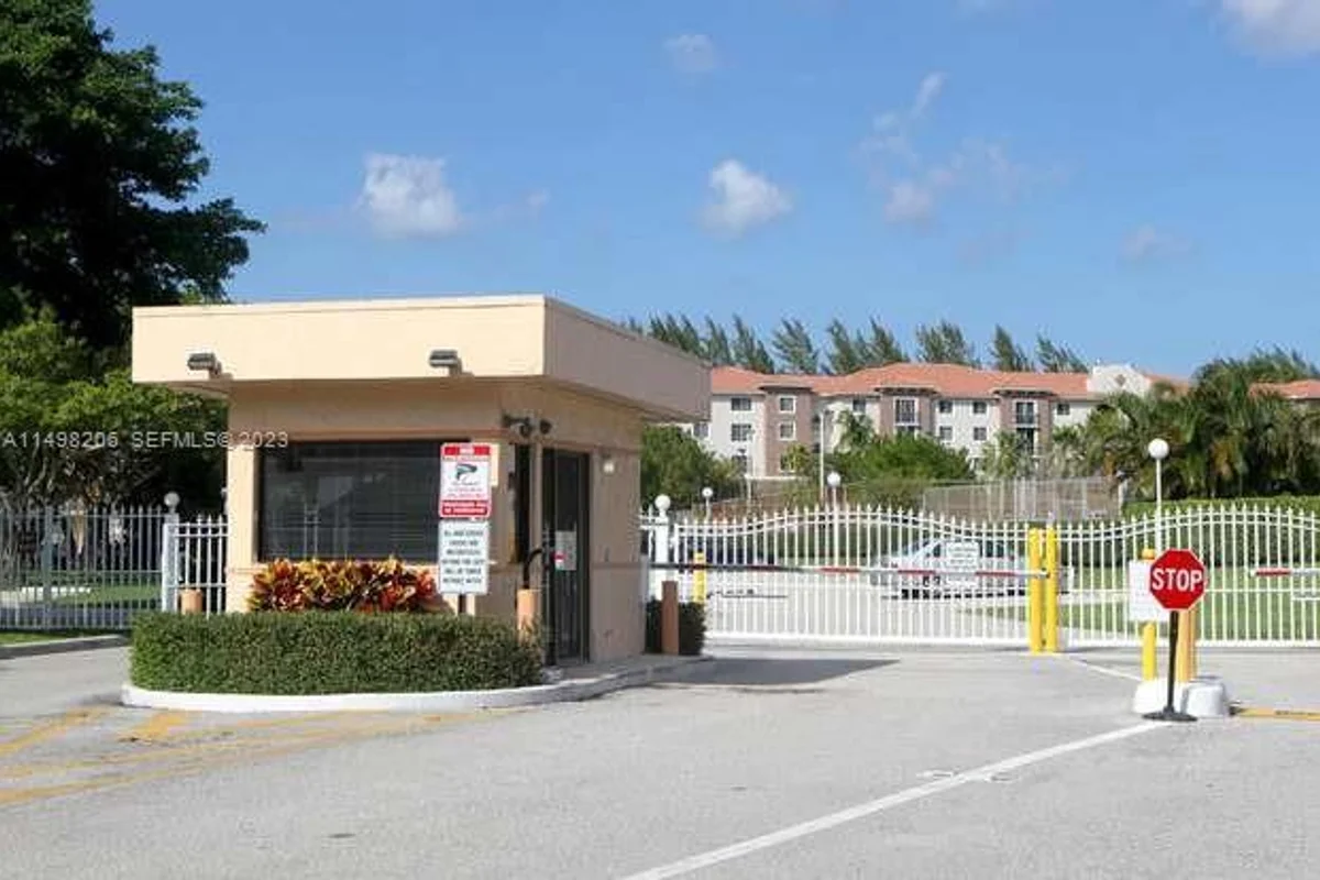 480 Executive Center Dr #4L, West Palm Beach: photo 1 of 16