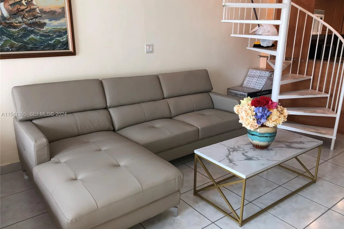 Townhouse in Miami Beach: photo 1 of 12