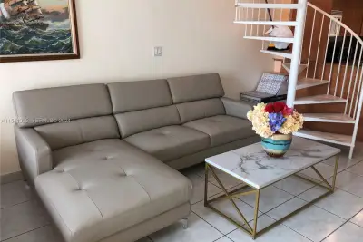Townhouse in Miami Beach: photo 1 of 12