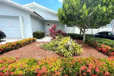 331 Desoto St, Hollywood: photo 1 of 12
