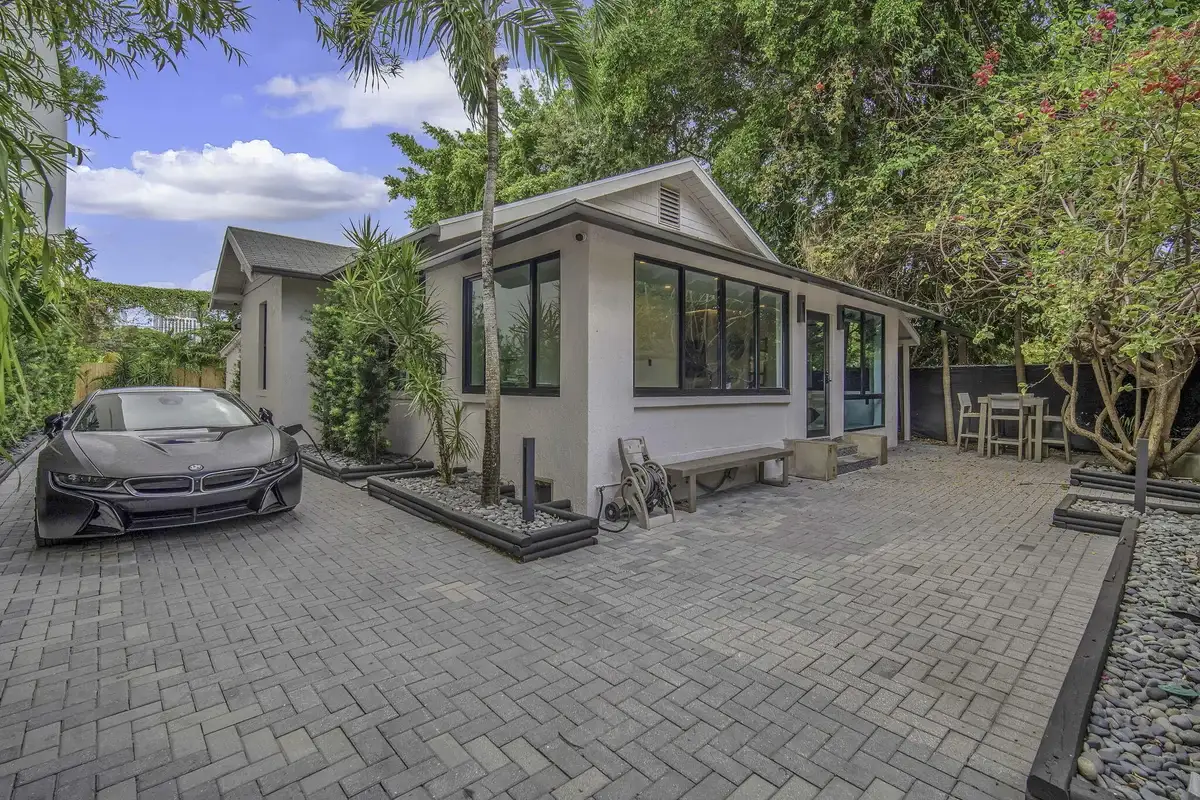 120 NE 25th St, Miami: photo 1 of 49