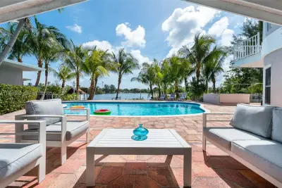2500 NE 199th St, Miami: photo 1 of 72