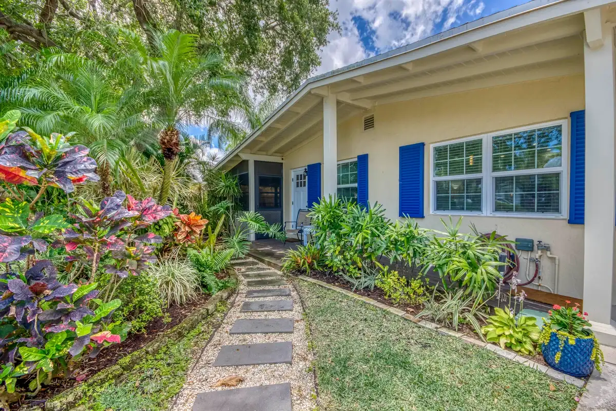 404 S Caloosahatchee Ave, Jupiter: photo 1 of 43