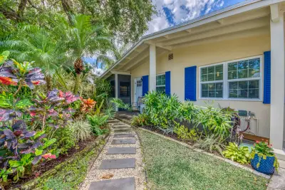 404 S Caloosahatchee Ave, Jupiter: photo 1 of 43