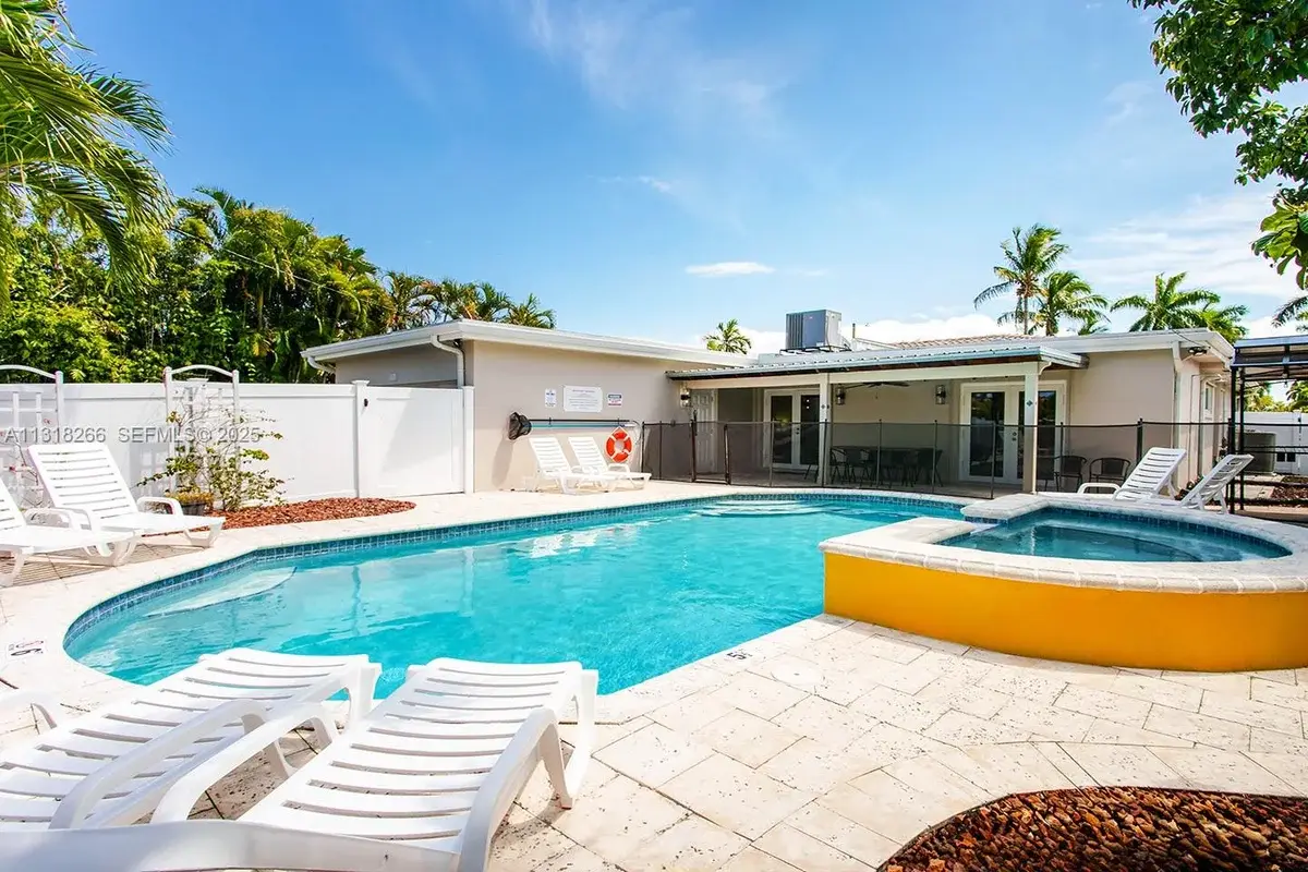 1311 Rodman St, Hollywood: photo 1 of 42