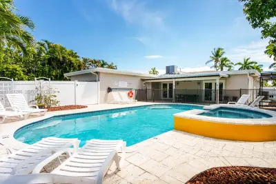 1311 Rodman St, Hollywood: photo 1 of 42