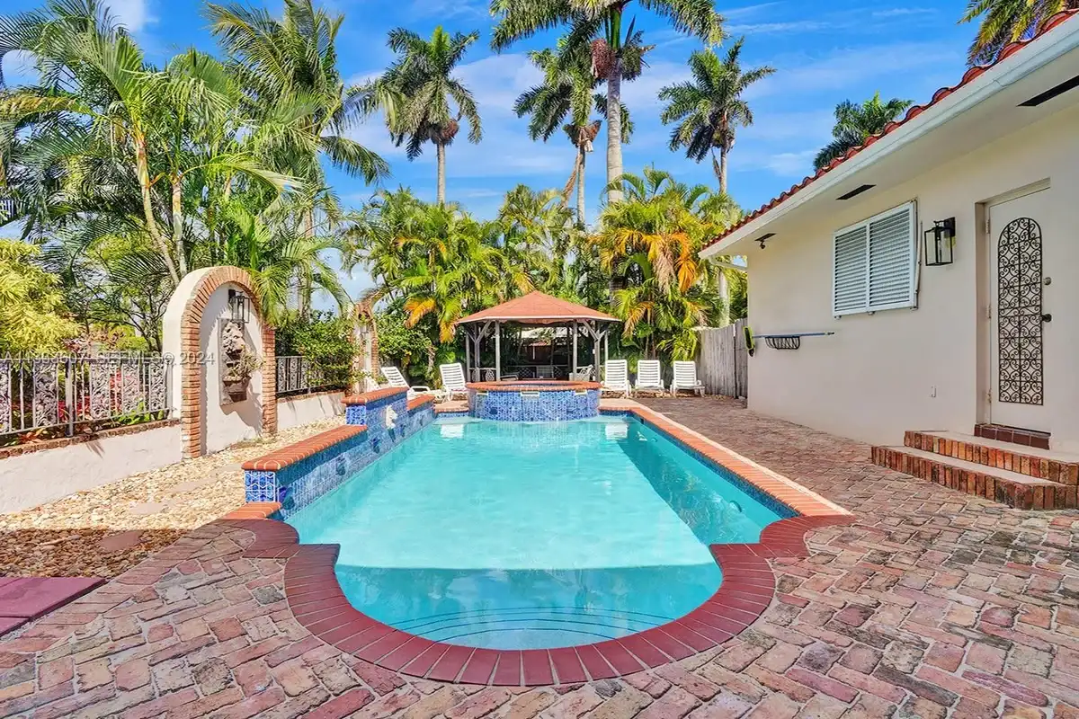 1049 N Southlake Dr, Hollywood: photo 1 of 43