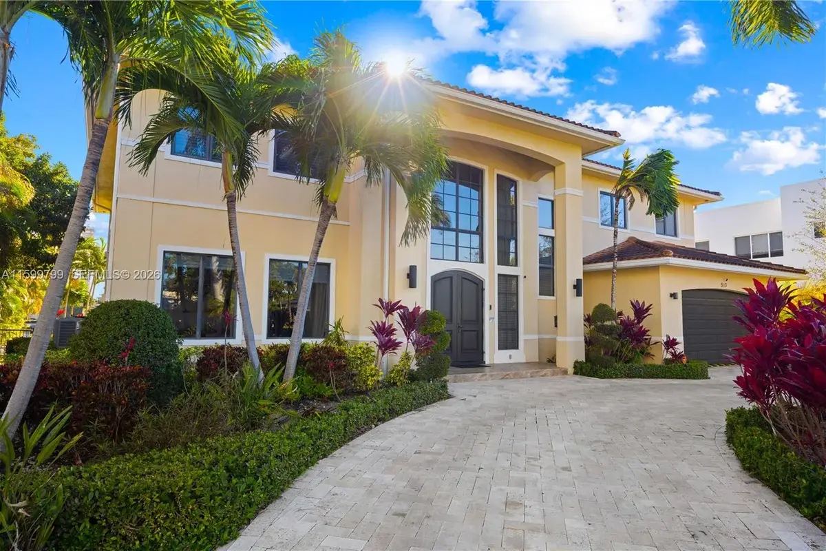House in Hallandale Beach: photo 1 of 55