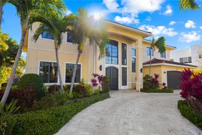 House in Hallandale Beach: photo 1 of 55