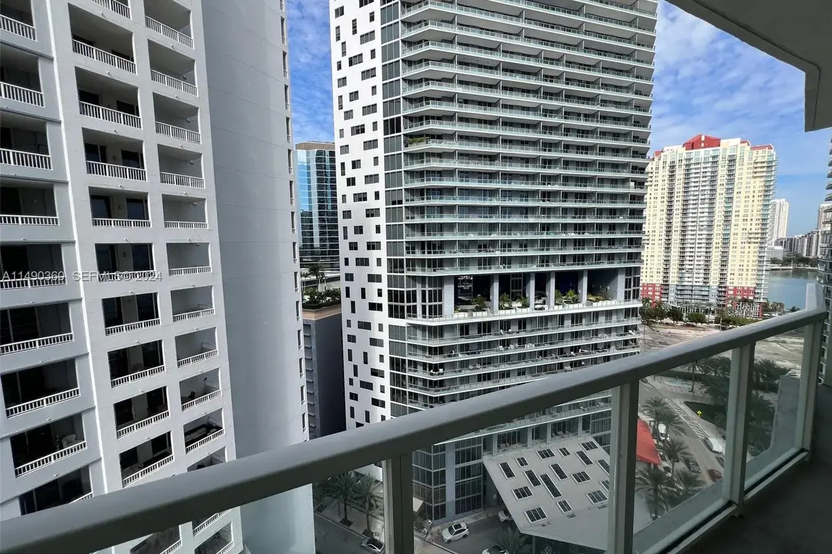 218 SE 14th St #1806, Miami: photo 1 of 12
