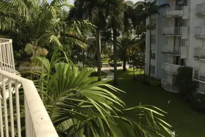 498 NW 165th St Rd #D401, Miami: photo 1 of 2