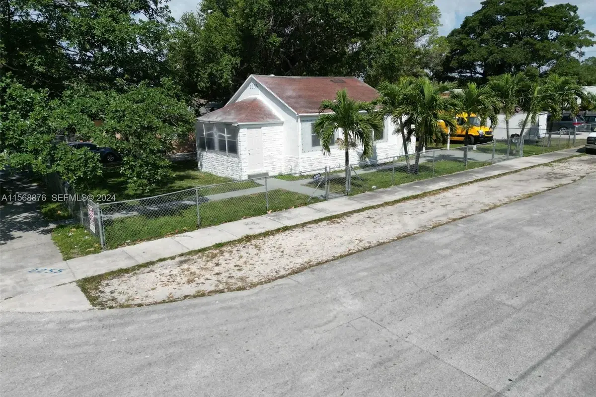2255 NW 63rd St, Miami: photo 1 of 10