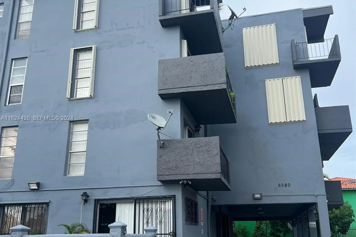 6580 W Flagler St #309, Miami: photo 1 of 17