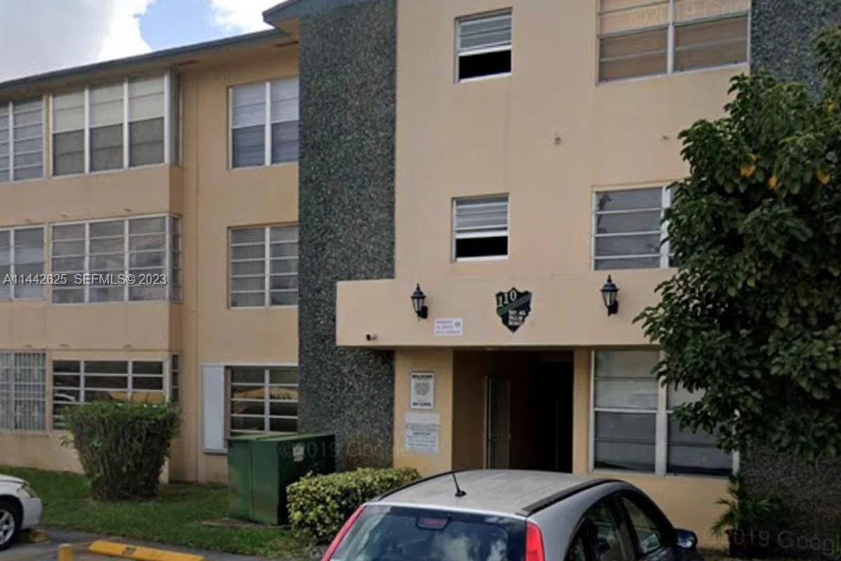 110 Royal Palm Rd #207, Hialeah Gardens: photo 1 of 1