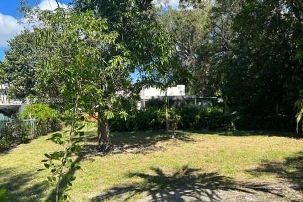 821 NE 120th St, Biscayne Park: photo 1 of 4