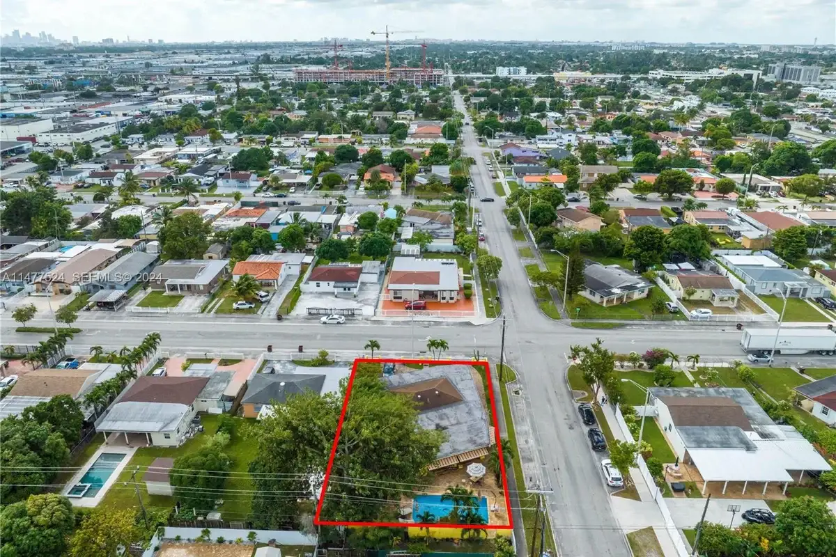 901 E 32nd St, Hialeah: photo 1 of 26