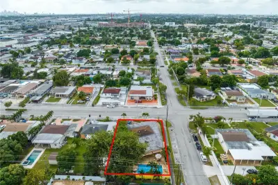 901 E 32nd St, Hialeah: photo 1 of 26