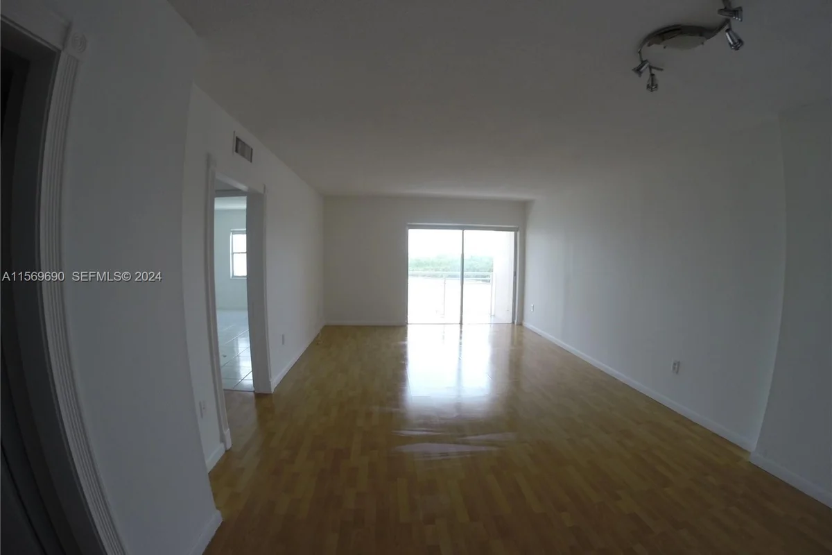 400 Kings Point Dr #905, Sunny Isles Beach: photo 1 of 10