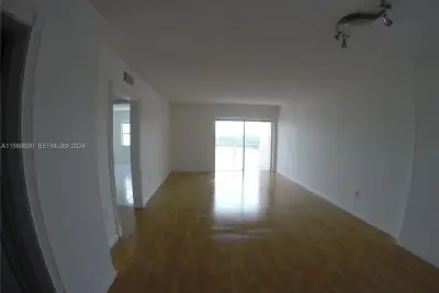 400 Kings Point Dr #905, Sunny Isles Beach: photo 1 of 10