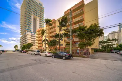 Condo in Miami: photo 1 of 27