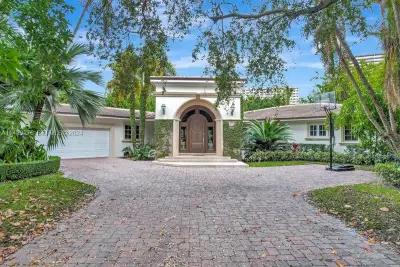 61 Camden Ct, Bal Harbour: photo 1 of 22