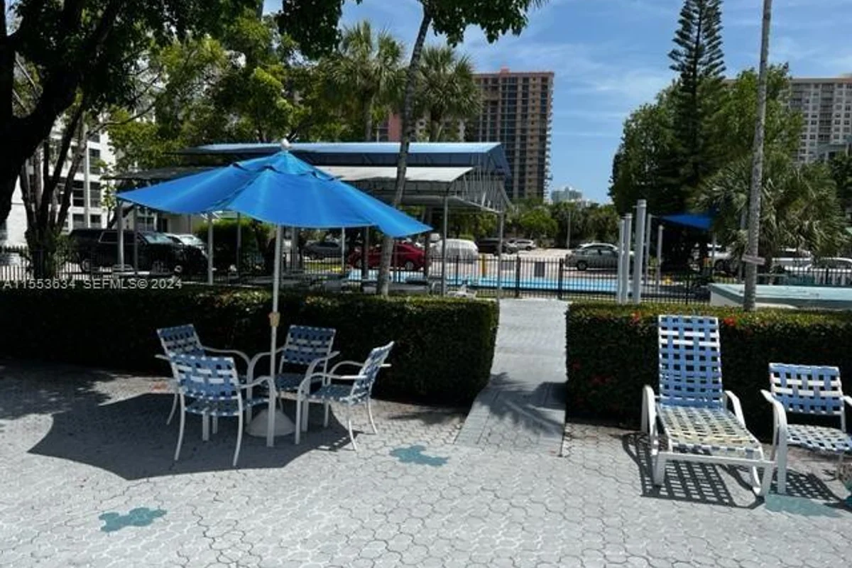 17560 Atlantic Blvd #301, Sunny Isles Beach: photo 1 of 10