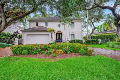 4716 University Dr, Coral Gables: photo 1 of 24