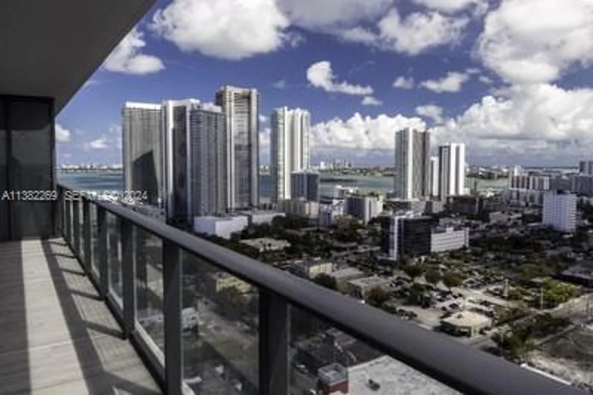 121 NE 34th St #2601, Miami: photo 1 of 10
