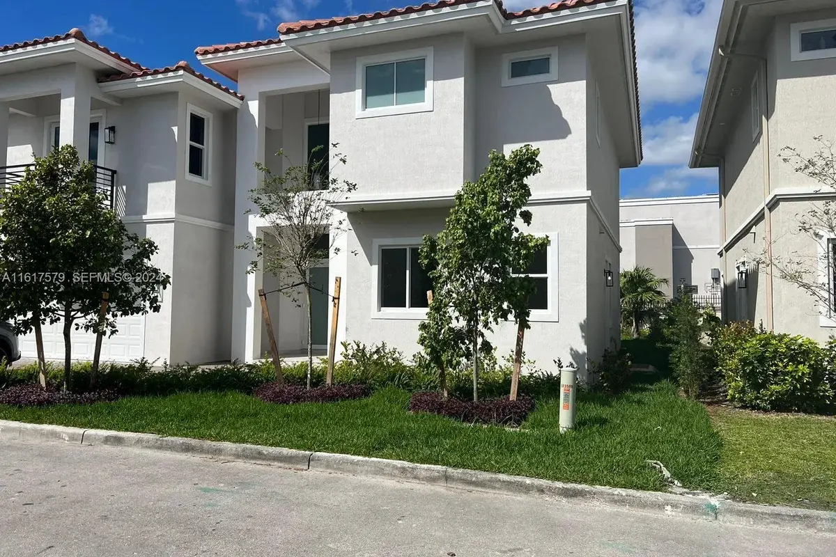House in Dania Beach: photo 1 of 98