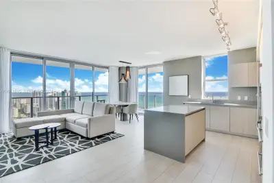 Condo in Hollywood: photo 1 of 39