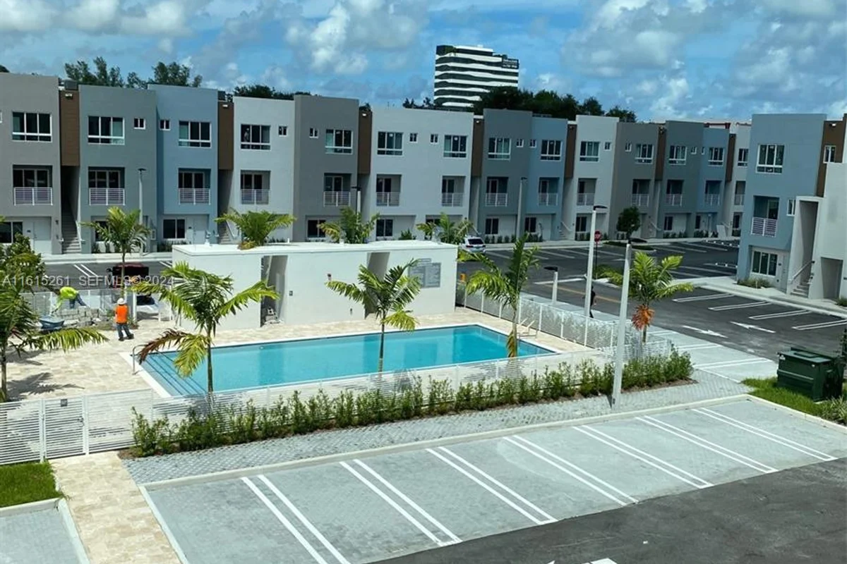 2505 NE 193rd St #4207, Miami: photo 1 of 14