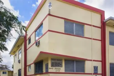 71 NW 76th St #16, Miami: photo 1 of 4