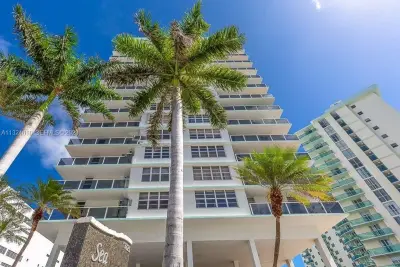 Condo in Hollywood: photo 1 of 27
