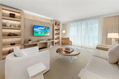 102 24th St #1208, Miami Beach: photo 1 of 19