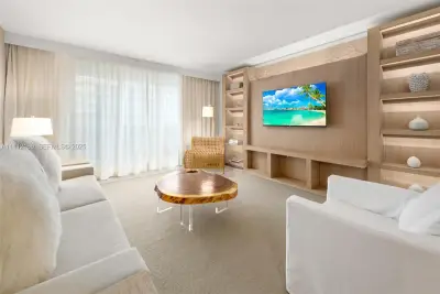 102 24th St #1211, Miami Beach: photo 1 of 9