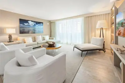 102 24th St #915, Miami Beach: photo 1 of 18