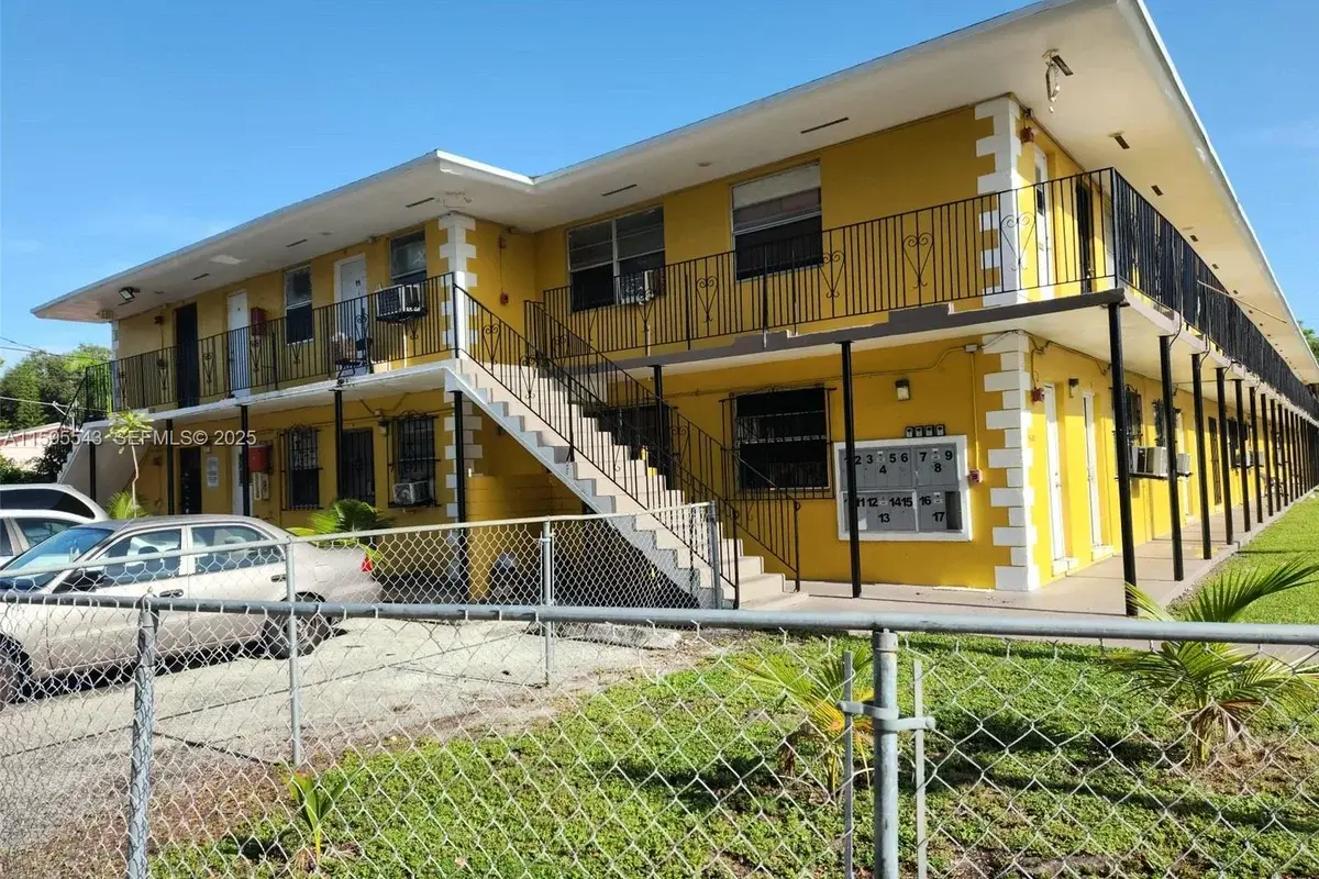 5600 NW 7th Ct #14, Miami: photo 1 of 8