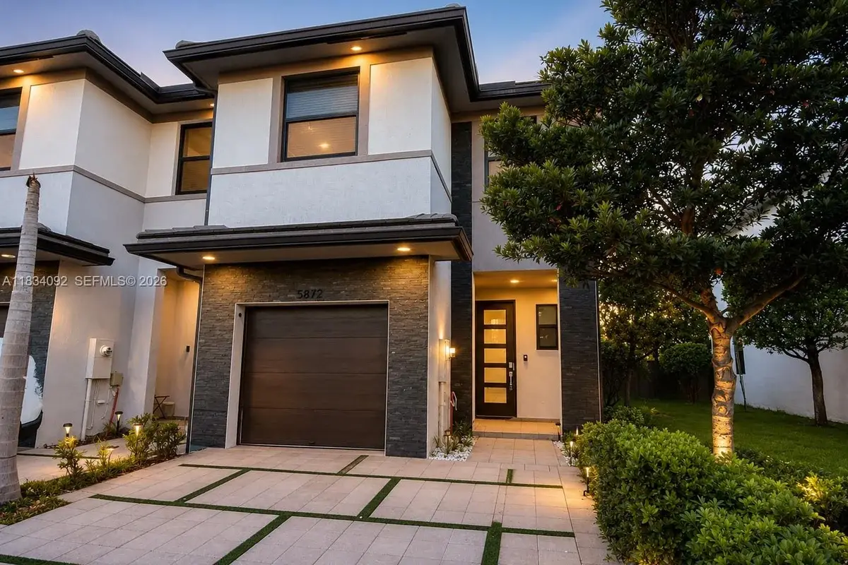 15842 NW 91 Ct, Miami Lakes: photo 1 of 32