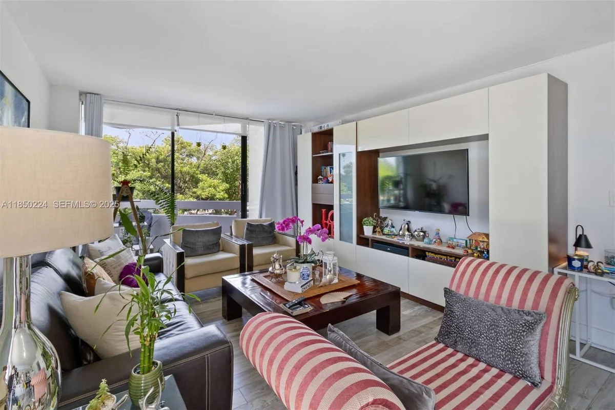 2501 Brickell Ave #307, Miami: photo 1 of 10