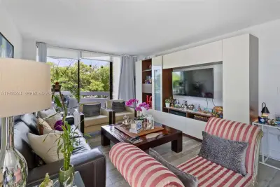 2501 Brickell Ave #307, Miami: photo 1 of 10