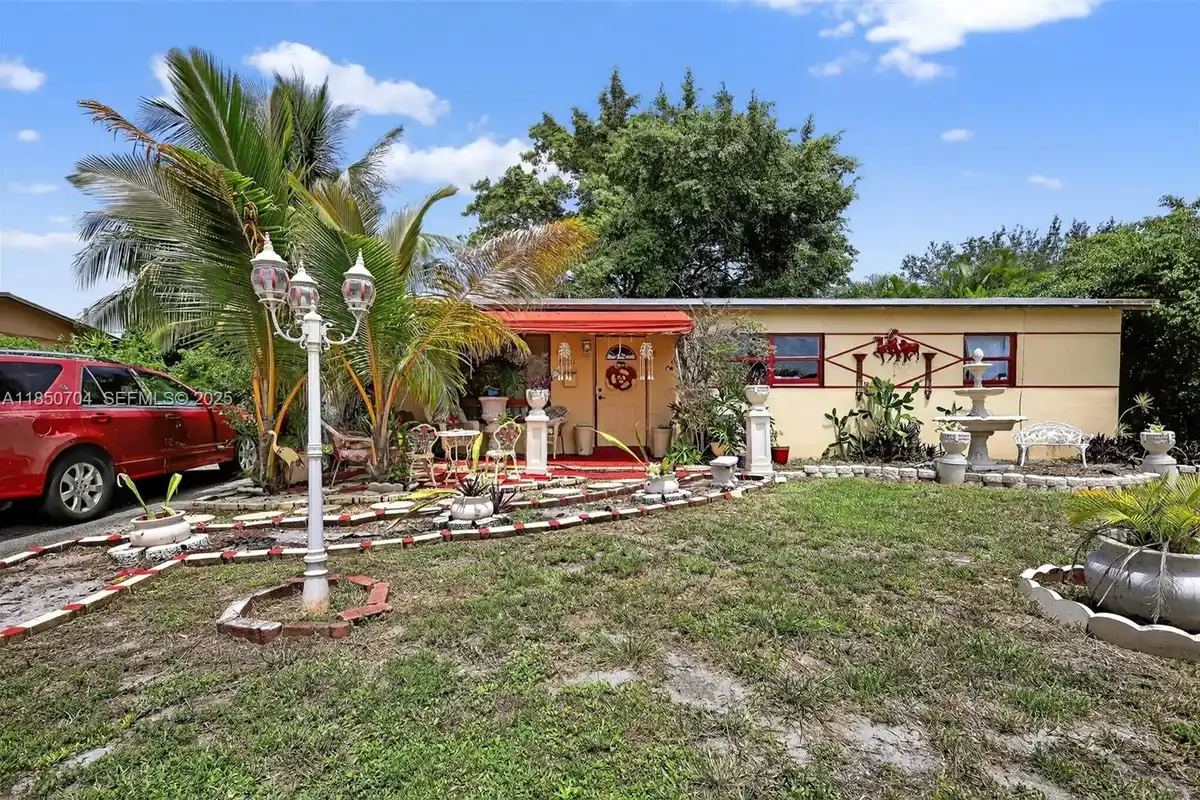 House in Miami: photo 1 of 31