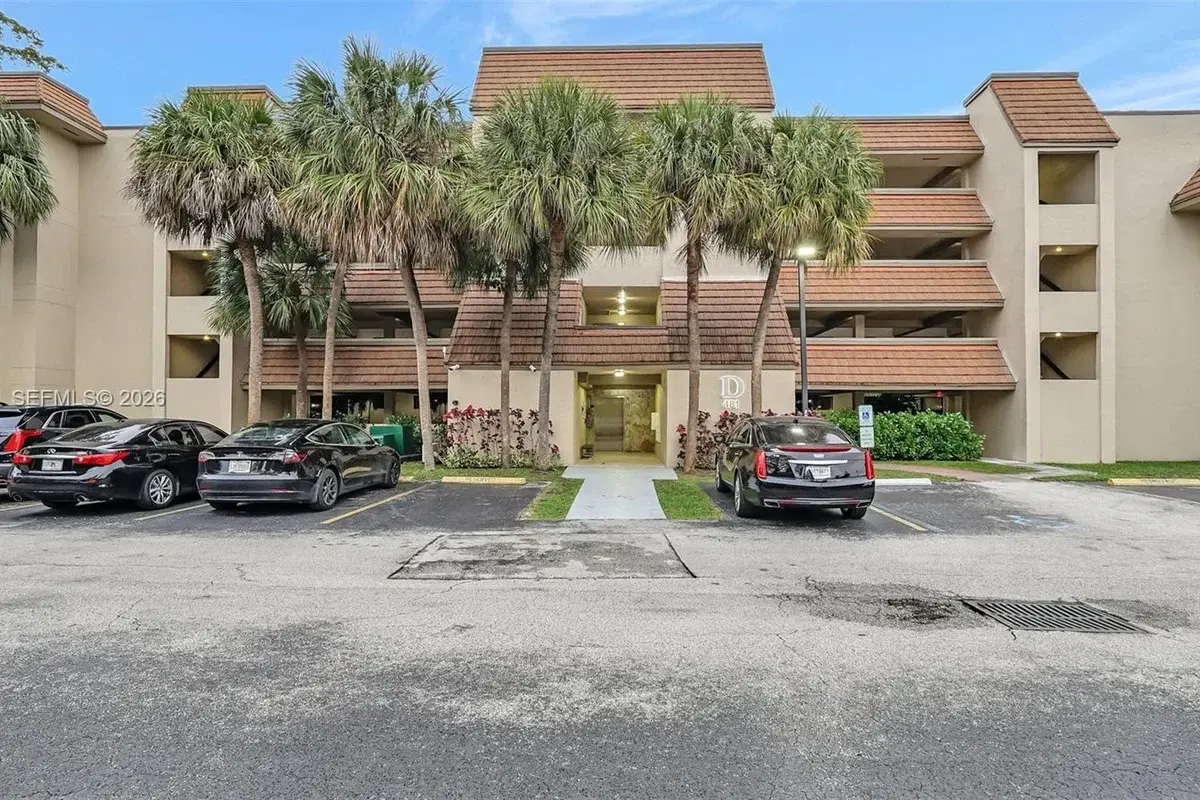 481 Ives Dairy Rd #105-4, Miami: photo 1 of 37