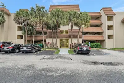 481 Ives Dairy Rd #105-4, Miami: photo 1 of 37