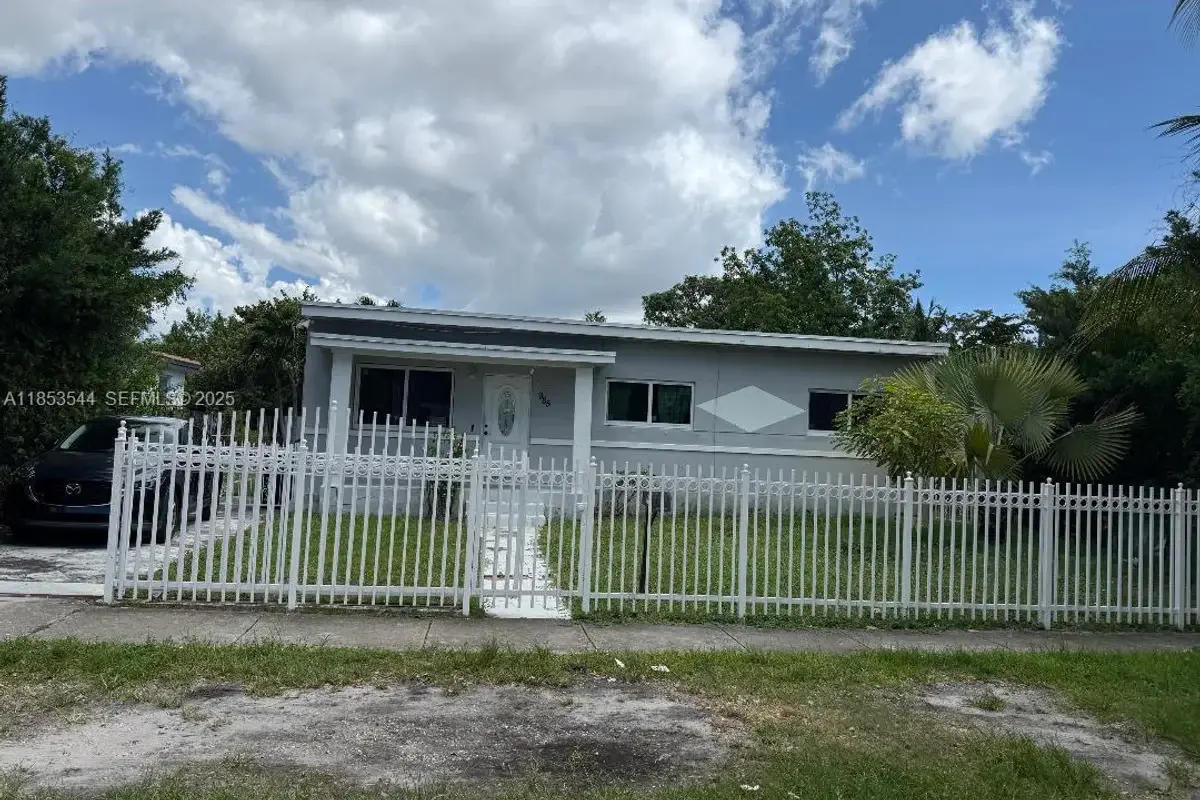 985 NE 146th St, North Miami: photo 1 of 13