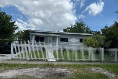 985 NE 146th St, North Miami: photo 1 of 13
