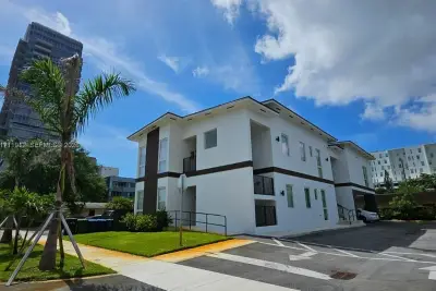 210 SE 10th St, Hallandale Beach: photo 1 of 24