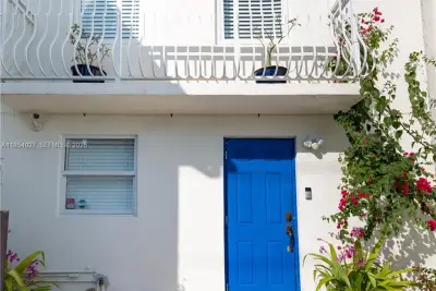 2035 NE 123rd St, North Miami: photo 1 of 15