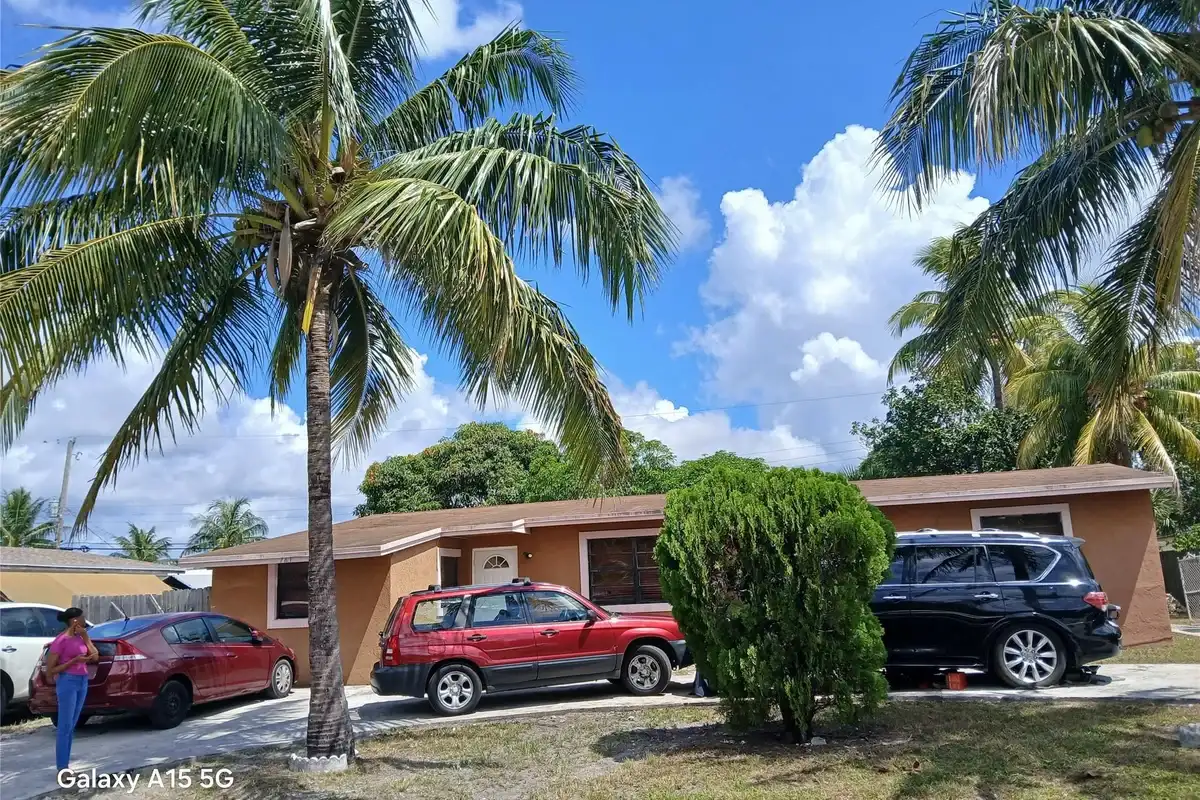 761 NE 43rd Ct, Deerfield Beach: photo 1 of 4
